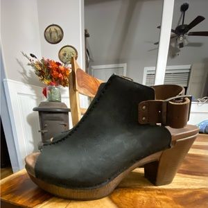 Dansko peep toe black slides, with back strap at the back.